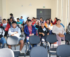 A Secretaria da Educação do Paraná promove nesta quarta-feira (04) a aula inaugural do Curso de Formação de Docentes da Educação Infantil e Anos Iniciais do Ensino Fundamental na Modalidade Normal Bilíngue Kaingang/Guarani – Aproveitamento de Estudos. O curso está sendo ofertado no Centro Estadual de Educação Profissional (CEEP) de Manoel Ribas, região Central, onde estão matriculados 45 alunos da etnia Kaingang e 43 alunos da etnia Guarani.