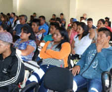 A Secretaria da Educação do Paraná promove nesta quarta-feira (04) a aula inaugural do Curso de Formação de Docentes da Educação Infantil e Anos Iniciais do Ensino Fundamental na Modalidade Normal Bilíngue Kaingang/Guarani – Aproveitamento de Estudos. O curso está sendo ofertado no Centro Estadual de Educação Profissional (CEEP) de Manoel Ribas, região Central, onde estão matriculados 45 alunos da etnia Kaingang e 43 alunos da etnia Guarani.