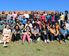 A Secretaria da Educação do Paraná promove nesta quarta-feira (04) a aula inaugural do Curso de Formação de Docentes da Educação Infantil e Anos Iniciais do Ensino Fundamental na Modalidade Normal Bilíngue Kaingang/Guarani – Aproveitamento de Estudos. O curso está sendo ofertado no Centro Estadual de Educação Profissional (CEEP) de Manoel Ribas, região Central, onde estão matriculados 45 alunos da etnia Kaingang e 43 alunos da etnia Guarani.