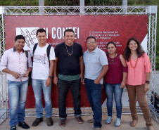 No final do mês de março, nove representantes indígenas do Estado do Paraná participaram da II Conferência Nacional de Educação Escolar Indígena (CONEEI), realizada em Brasília. As escolas estaduais indígenas do Paraná promoveram as conferências locais e, com a participação dos caciques, lideranças e comunidade indígena, elaboraram propostas que consideram importantes para a melhoria da educação escolar indígena. 