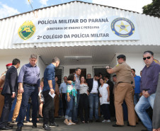 O Colégio da Polícia Militar em Londrina, que abriga 362 alunos, foi inaugurado oficialmente pelo governador Beto Richa nesta quarta-feira (04), em solenidade com a presença de comandantes da corporação, alunos, pais e a comunidade. Na inauguração, Richa confirmou a implantação de mais três unidades, em Pato Branco, Cornélio Procópio e Cascavel. A autorização será assinada nesta quinta-feira (5).