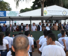 O Colégio da Polícia Militar em Londrina, que abriga 362 alunos, foi inaugurado oficialmente pelo governador Beto Richa nesta quarta-feira (04), em solenidade com a presença de comandantes da corporação, alunos, pais e a comunidade. Na inauguração, Richa confirmou a implantação de mais três unidades, em Pato Branco, Cornélio Procópio e Cascavel. A autorização será assinada nesta quinta-feira (5).