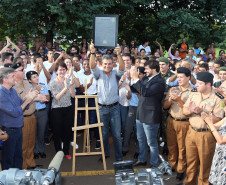 O Colégio da Polícia Militar em Londrina, que abriga 362 alunos, foi inaugurado oficialmente pelo governador Beto Richa nesta quarta-feira (04), em solenidade com a presença de comandantes da corporação, alunos, pais e a comunidade. Na inauguração, Richa confirmou a implantação de mais três unidades, em Pato Branco, Cornélio Procópio e Cascavel. A autorização será assinada nesta quinta-feira (5).