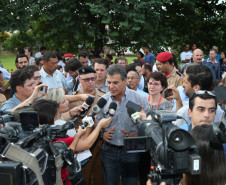 O Colégio da Polícia Militar em Londrina, que abriga 362 alunos, foi inaugurado oficialmente pelo governador Beto Richa nesta quarta-feira (04), em solenidade com a presença de comandantes da corporação, alunos, pais e a comunidade. Na inauguração, Richa confirmou a implantação de mais três unidades, em Pato Branco, Cornélio Procópio e Cascavel. A autorização será assinada nesta quinta-feira (5).