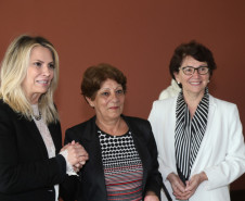 Lúcia Aparecida Cortez Martins, chefe do Núcleo Regional de Educação de Londrina é a nova secretária estadual da Educação. O anúncio foi feito na tarde desta terça-feira (10) pela governadora Cida Borghetti. <br />
<br />
Depois de comandar a pasta por dois anos e 11 meses, Ana Seres entrega o posto deixando como legado uma secretaria mais coesa e internamente bem estruturada. 