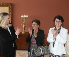 Lúcia Aparecida Cortez Martins, chefe do Núcleo Regional de Educação de Londrina é a nova secretária estadual da Educação. O anúncio foi feito na tarde desta terça-feira (10) pela governadora Cida Borghetti. <br />
<br />
Depois de comandar a pasta por dois anos e 11 meses, Ana Seres entrega o posto deixando como legado uma secretaria mais coesa e internamente bem estruturada. 
