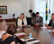 A governadora Cida Borghetti recebeu nesta quarta-feira (11), no Palácio Iguaçu, representantes dos profissionais da Educação e reafirmou a disposição do Governo do Estado para a construção conjunta de soluções para as demandas da rede pública de ensino e para o debate constante com as entidades representativas de classe. “É o momento de reforçar o diálogo, de discutir cada assunto com responsabilidade legal e transparência para a tomada de decisões”, disse.
