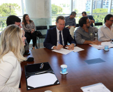 A governadora Cida Borghetti recebeu nesta quarta-feira (11), no Palácio Iguaçu, representantes dos profissionais da Educação e reafirmou a disposição do Governo do Estado para a construção conjunta de soluções para as demandas da rede pública de ensino e para o debate constante com as entidades representativas de classe. “É o momento de reforçar o diálogo, de discutir cada assunto com responsabilidade legal e transparência para a tomada de decisões”, disse.
