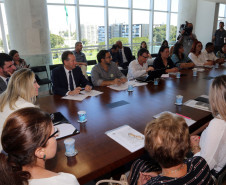 A governadora Cida Borghetti recebeu nesta quarta-feira (11), no Palácio Iguaçu, representantes dos profissionais da Educação e reafirmou a disposição do Governo do Estado para a construção conjunta de soluções para as demandas da rede pública de ensino e para o debate constante com as entidades representativas de classe. “É o momento de reforçar o diálogo, de discutir cada assunto com responsabilidade legal e transparência para a tomada de decisões”, disse.