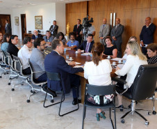 A governadora Cida Borghetti recebeu nesta quarta-feira (11), no Palácio Iguaçu, representantes dos profissionais da Educação e reafirmou a disposição do Governo do Estado para a construção conjunta de soluções para as demandas da rede pública de ensino e para o debate constante com as entidades representativas de classe. “É o momento de reforçar o diálogo, de discutir cada assunto com responsabilidade legal e transparência para a tomada de decisões”, disse.