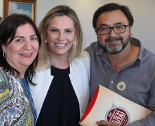 A governadora Cida Borghetti recebeu nesta quarta-feira (11), no Palácio Iguaçu, representantes dos profissionais da Educação e reafirmou a disposição do Governo do Estado para a construção conjunta de soluções para as demandas da rede pública de ensino e para o debate constante com as entidades representativas de classe. “É o momento de reforçar o diálogo, de discutir cada assunto com responsabilidade legal e transparência para a tomada de decisões”, disse.