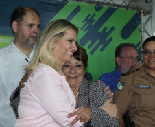 A elevação dos índices de avaliação do ensino público estadual é um dos objetivos do Governo do Paraná, afirmou a governadora Cida Borghetti, ao formalizar a posse da nova secretária da Educação, Lucia Aparecida Cortez Martins, nesta sexta-feira (13), em Londrina. “Melhorar a avaliação, ampliar o diálogo e valorizar os profissionais são nossos compromissos e Lucia reúne todas as condições para conduzi-los”, disse Cida.