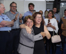 A elevação dos índices de avaliação do ensino público estadual é um dos objetivos do Governo do Paraná, afirmou a governadora Cida Borghetti, ao formalizar a posse da nova secretária da Educação, Lucia Aparecida Cortez Martins, nesta sexta-feira (13), em Londrina. “Melhorar a avaliação, ampliar o diálogo e valorizar os profissionais são nossos compromissos e Lucia reúne todas as condições para conduzi-los”, disse Cida.