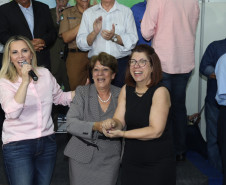 A elevação dos índices de avaliação do ensino público estadual é um dos objetivos do Governo do Paraná, afirmou a governadora Cida Borghetti, ao formalizar a posse da nova secretária da Educação, Lucia Aparecida Cortez Martins, nesta sexta-feira (13), em Londrina. “Melhorar a avaliação, ampliar o diálogo e valorizar os profissionais são nossos compromissos e Lucia reúne todas as condições para conduzi-los”, disse Cida.