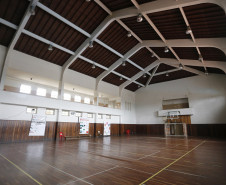 Governadora Cida Borghetti, acompanhada da secretária de Estado da Educação, Lúcia Aparecida Cortez, assina ordem de serviço para obras de melhorias no ginásio de esportes do Colégio Estadual do Paraná