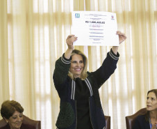Governadora Cida Borghetti, acompanhada da secretária de Estado da Educação, Lúcia Aparecida Cortez, assina ordem de serviço para obras de melhorias no ginásio de esportes do Colégio Estadual do Paraná