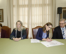 Governadora Cida Borghetti, acompanhada da secretária de Estado da Educação, Lúcia Aparecida Cortez, assina ordem de serviço para obras de melhorias no ginásio de esportes do Colégio Estadual do Paraná