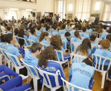 Governadora Cida Borghetti, acompanhada da secretária de Estado da Educação, Lúcia Aparecida Cortez, assina ordem de serviço para obras de melhorias no ginásio de esportes do Colégio Estadual do Paraná