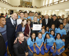 Governadora Cida Borghetti, acompanhada da secretária de Estado da Educação, Lúcia Aparecida Cortez, assina ordem de serviço para obras de melhorias no ginásio de esportes do Colégio Estadual do Paraná