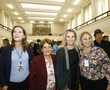 Governadora Cida Borghetti, acompanhada da secretária de Estado da Educação, Lúcia Aparecida Cortez, assina ordem de serviço para obras de melhorias no ginásio de esportes do Colégio Estadual do Paraná