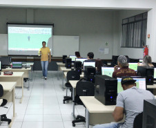 A região do Rio Paraná, conhecida como “Litoral Doce” do Estado, tem atraído muitos veranistas e com eles condomínios residenciais e lojas de decoração. A demanda por profissionais para atuarem na decoração destas novas casas e nas lojas que se instalaram atraídas pelo fluxo de turistas fez com que o Centro Educacional de Educação Profissional Dr Marins Alves de Camargo, de Paranavaí, passasse a oferecer um curso técnico em design de interiores. 