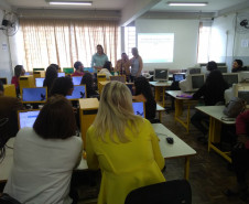 Profissionais trabalharam questões técnicas relacionadas ao uso do sistema, importância do combate ao abandono escolar e o papel da rede de proteção à criança e ao adolescente.