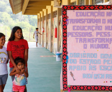 A Secretaria de Estado da Educação, por meio da Coordenação de Educação do Campo, Indígena e Cigana regulamentará a oferta da Língua Indígena nas comunidades que não possuem escola regular. Os alunos terão suas matrículas e históricos escolares registrados em uma escola base indígena próxima a comunidade em que vivem.
