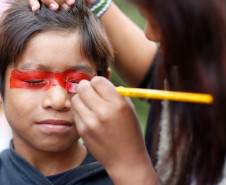 A Secretaria de Estado da Educação, por meio da Coordenação de Educação do Campo, Indígena e Cigana regulamentará a oferta da Língua Indígena nas comunidades que não possuem escola regular. Os alunos terão suas matrículas e históricos escolares registrados em uma escola base indígena próxima a comunidade em que vivem.