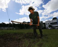 Secretaria Estadual de Educação do Paraná; CEEP Newton Freire Maia, curso de Meio Ambiente com o projeto de revetalização de áreas verdes do colégio, na foto o aluno Giliade Thalor Feitosa Silva Lima. 17-04-18. Foto: Hedeson Alves