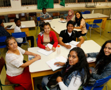 Turma do curso de Português para Falantes de Outras Línguas (PFOL), no Celem do Instituto de Educação do Paraná Professor Erasmo Pilotto.