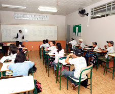 A governadora Cida Borghetti autorizou nesta quarta-feira (25) a liberação de R$ 1,8 milhão para custear a educação de estudantes que vivem nos acampamentos do Movimento dos Trabalhadores Rurais Sem Terra (MST) do Paraná. <br />
<br />
Na imagem, alunos do Colégio Estadual do Campo Ireno Alves dos Santos, no Assentamento Ireno Alves dos Santos, em Rio Bonito do Iguaçu. Foto de arquivo.