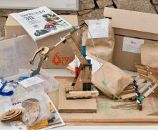 Ao final do evento, cada Núcleo Regional de Educação receberá kits com materiais e soluções desenvolvidas pelo Departamento de Políticas e Tecnologias Educacionais (DPTE) da Secretaria da Educação que possibilitam o aprofundamento nas temáticas trabalhadas durante as oficinas. 