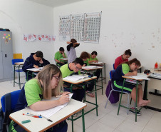 Cerca de 300 mil alunos de todas as escolas do Paraná fizeram nesta quinta-feira (26) as provas de Língua Portuguesa e Matemática do Sistema de Avaliação da Educação Básica do Paraná (Saep).