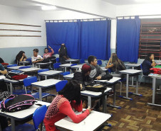 Cerca de 300 mil alunos de todas as escolas do Paraná fizeram nesta quinta-feira (26) as provas de Língua Portuguesa e Matemática do Sistema de Avaliação da Educação Básica do Paraná (Saep).