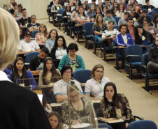 O Núcleo Regional de Educação de Guarapuava realizou nesta terça-feira (24) o 2º Encontro da Organização Estudantil, reunindo grêmios de 27 escolas estaduais da região. Cerca de 150 alunos assistiram a palestras sobre o mundo do trabalho e empreendedorismo, além de participarem de oficinas sobre robótica, fotografia e vídeo, primeiros socorros, nutrição, oratória e física experimental. As atividades foram realizadas na Faculdade Campo Real, em Guarapuava.