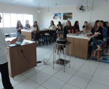 O Núcleo Regional de Educação de Guarapuava realizou nesta terça-feira (24) o 2º Encontro da Organização Estudantil, reunindo grêmios de 27 escolas estaduais da região. Cerca de 150 alunos assistiram a palestras sobre o mundo do trabalho e empreendedorismo, além de participarem de oficinas sobre robótica, fotografia e vídeo, primeiros socorros, nutrição, oratória e física experimental. As atividades foram realizadas na Faculdade Campo Real, em Guarapuava.