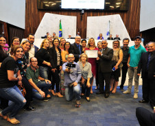 A chefe do Núcleo Regional de Educação de Jacarezinho, Magda Cristina Souza Vargas, recebeu nesta quinta-feira (03) o prêmio Personalidades Empreendedoras do Paraná, concedido pela Assembleia Legislativa do Paraná. Em sua 24a edição, o prêmio destaca lideranças e profissionais dos mais diversos ramos de atividade, em reconhecimento pelos serviços prestados em prol da sociedade paranaense. 