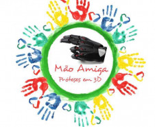Os estudantes do curso técnico em Informática do Colégio Estadual Cristóvão Colombo, do município de Jardim Alegre, no Vale do Ivaí, iniciaram em 2017 o projeto Mão Amiga Prótese em 3D para confeccionar e doar próteses para portadores da Síndrome de Brida Amniótica ou amputação, para crianças e adultos.