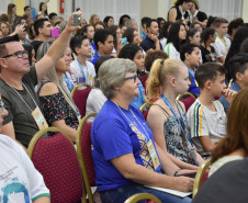 Estudantes com idade entre 11 e 14 anos do Ensino Fundamental de 128 escolas da rede pública (municipal e estadual) e particular, apresentam entre os dias 7 e 11, em Foz do Iguaçu (Oeste do Estado), propostas socioambientais para preservação dos recursos hídricos brasileiros. Os trabalhos serão expostos na 5° Conferência Estadual Infantojuvenil pelo Meio Ambiente que tem como tema “Vamos cuidar do Brasil Cuidando das Águas”.