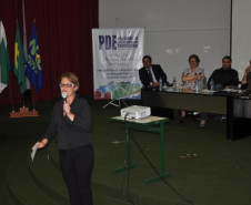 Desde segunda-feira (13), cerca de 900 professores de 16 Núcleos Regionais de Educação participam das aulas inaugurais e dos seminários integradores do Programa de Desenvolvimento Educacional (PDE). Foto da aula inaugural no Núcleo Regional da Área Metropolitana Norte.