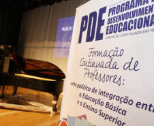 Desde segunda-feira (13), cerca de 900 professores de 16 Núcleos Regionais de Educação participam das aulas inaugurais e dos seminários integradores do Programa de Desenvolvimento Educacional (PDE). Foto da aula inaugural no Núcleo Regional de Curitiba.