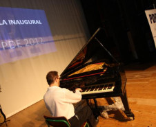 Desde segunda-feira (13), cerca de 900 professores de 16 Núcleos Regionais de Educação participam das aulas inaugurais e dos seminários integradores do Programa de Desenvolvimento Educacional (PDE). Foto da aula inaugural no Núcleo Regional de Curitiba.