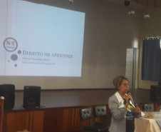 Professores, agentes educacionais I e II, equipes diretiva e pedagógica que atuam nas escolas indígenas e nas ilhas do litoral paranaense, pertencentes ao Núcleo Regional de Educação de Paranaguá, iniciaram nessa quinta-feira (10), em Paranaguá, a 11° edição do curso de formação continuada Interilhas. O curso tem duração de dois dias com 16 horas que serão computados para avanços nos planos de carreira dos servidores. 