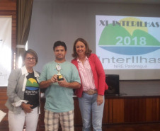 Professores, agentes educacionais I e II, equipes diretiva e pedagógica que atuam nas escolas indígenas e nas ilhas do litoral paranaense, pertencentes ao Núcleo Regional de Educação de Paranaguá, iniciaram nessa quinta-feira (10), em Paranaguá, a 11° edição do curso de formação continuada Interilhas. O curso tem duração de dois dias com 16 horas que serão computados para avanços nos planos de carreira dos servidores. 