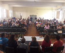 Professores, agentes educacionais I e II, equipes diretiva e pedagógica que atuam nas escolas indígenas e nas ilhas do litoral paranaense, pertencentes ao Núcleo Regional de Educação de Paranaguá, iniciaram nessa quinta-feira (10), em Paranaguá, a 11° edição do curso de formação continuada Interilhas. O curso tem duração de dois dias com 16 horas que serão computados para avanços nos planos de carreira dos servidores. 