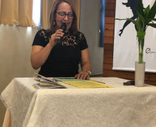 Professores, agentes educacionais I e II, equipes diretiva e pedagógica que atuam nas escolas indígenas e nas ilhas do litoral paranaense, pertencentes ao Núcleo Regional de Educação de Paranaguá, iniciaram nessa quinta-feira (10), em Paranaguá, a 11° edição do curso de formação continuada Interilhas. O curso tem duração de dois dias com 16 horas que serão computados para avanços nos planos de carreira dos servidores. 