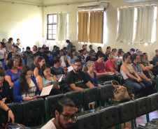 Professores, agentes educacionais I e II, equipes diretiva e pedagógica que atuam nas escolas indígenas e nas ilhas do litoral paranaense, pertencentes ao Núcleo Regional de Educação de Paranaguá, iniciaram nessa quinta-feira (10), em Paranaguá, a 11° edição do curso de formação continuada Interilhas. O curso tem duração de dois dias com 16 horas que serão computados para avanços nos planos de carreira dos servidores. 