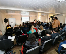 O Programa Institucional de Bolsas de Iniciação à Docência (Pibid) e o Programa de Residência Pedagógica do Governo Federal estiveram em debate na Secretaria da Educação nesta quarta-feira (09). Os programas foram o tema principal da reunião do Fórum Permanente de Apoio à Formação Docente do Paraná, realizada em Curitiba.