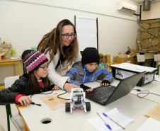 A Secretaria de Estado da Educação promove ao longo dessa sexta-feira (11), em Curitiba, o movimento Scratch Day Paraná para a comunidade escolar. O evento, “Programação também é coisa de menina!” visa ampliar o acesso das mulheres ao mercado de informática. Através de exposições e salas temáticas, professores, pais, alunos e demais representantes da comunidade escolar têm a oportunidade de conhecer um pouco mais sobre o mundo da programação. Na foto, atividades do Seed Lab.