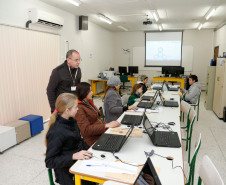 A Secretaria de Estado da Educação promove ao longo dessa sexta-feira (11), em Curitiba, o movimento Scratch Day Paraná para a comunidade escolar. O evento, “Programação também é coisa de menina!” visa ampliar o acesso das mulheres ao mercado de informática. Através de exposições e salas temáticas, professores, pais, alunos e demais representantes da comunidade escolar têm a oportunidade de conhecer um pouco mais sobre o mundo da programação. Na foto, atividades do Seed Lab.